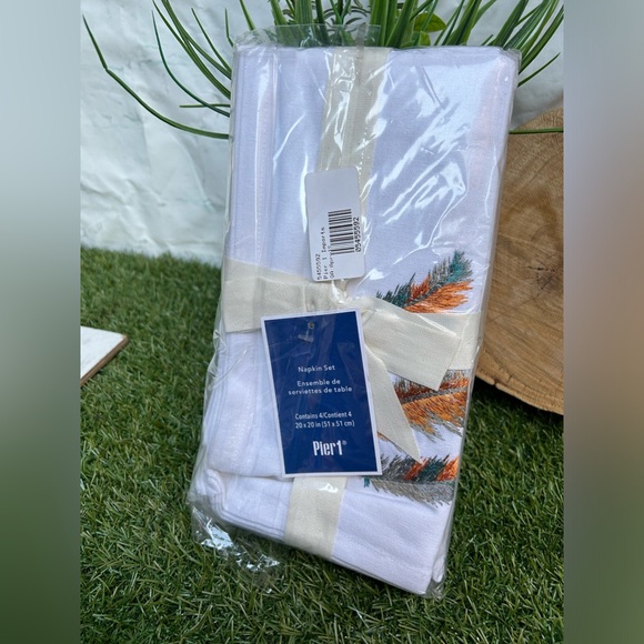 Pier 1 Napkin Set
Contains 4/Contient 4
20 x 20 in (51 x 51 cm) white new - Picture 9 of 9